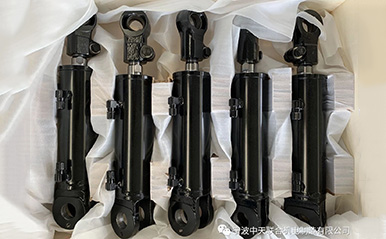 中天公司為韓國現(xiàn)代叉車配套的第一批產(chǎn)品準(zhǔn)備裝箱出口